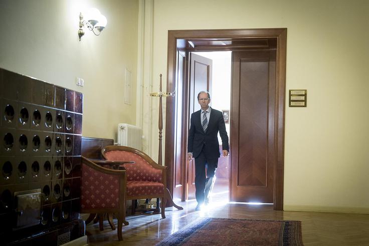 Lobisti na finančnem ministrstvu, ki ga vodi Dušan Mramor, opozarjajo na domnevne javnofinančne posledice sprejetja strožjega zakona. | Foto: 