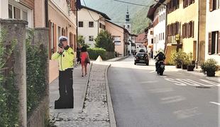 Kaj so storili vozniki? Silhueta policista ob slovenskih cestah. #foto