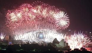 Množice po svetu bučno pozdravile prihod novega leta (foto in video)