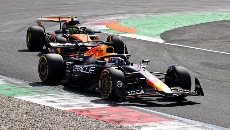 Max Verstappen je s prehitevanjem prišel mimo Landa Norrisa. | Foto: Reuters