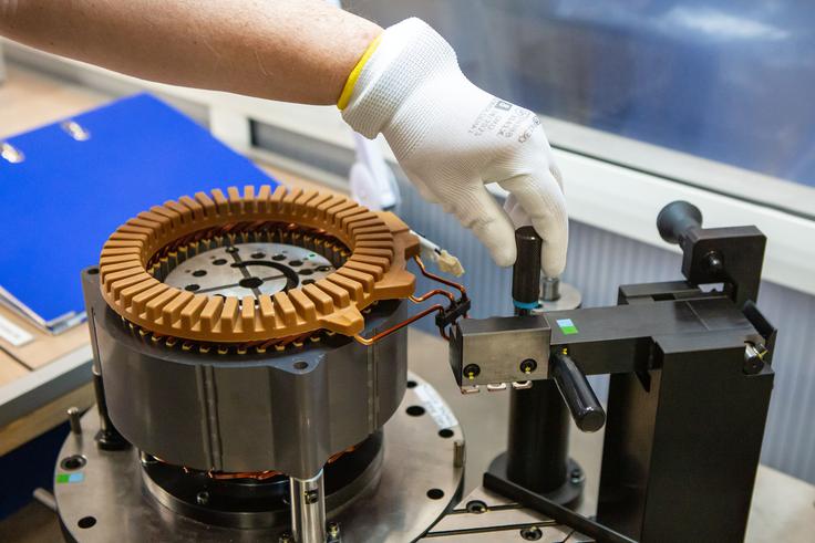 Glavni pogonski elektromotor poganja kolesa s pomočjo toka, ki ga ustvarjata generator in baterija. | Foto: Toyota