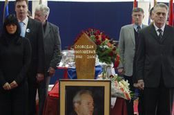 Vučićev teror ne pojenja. Šešelj protestnikom grozi z "zemunskimi četniki".