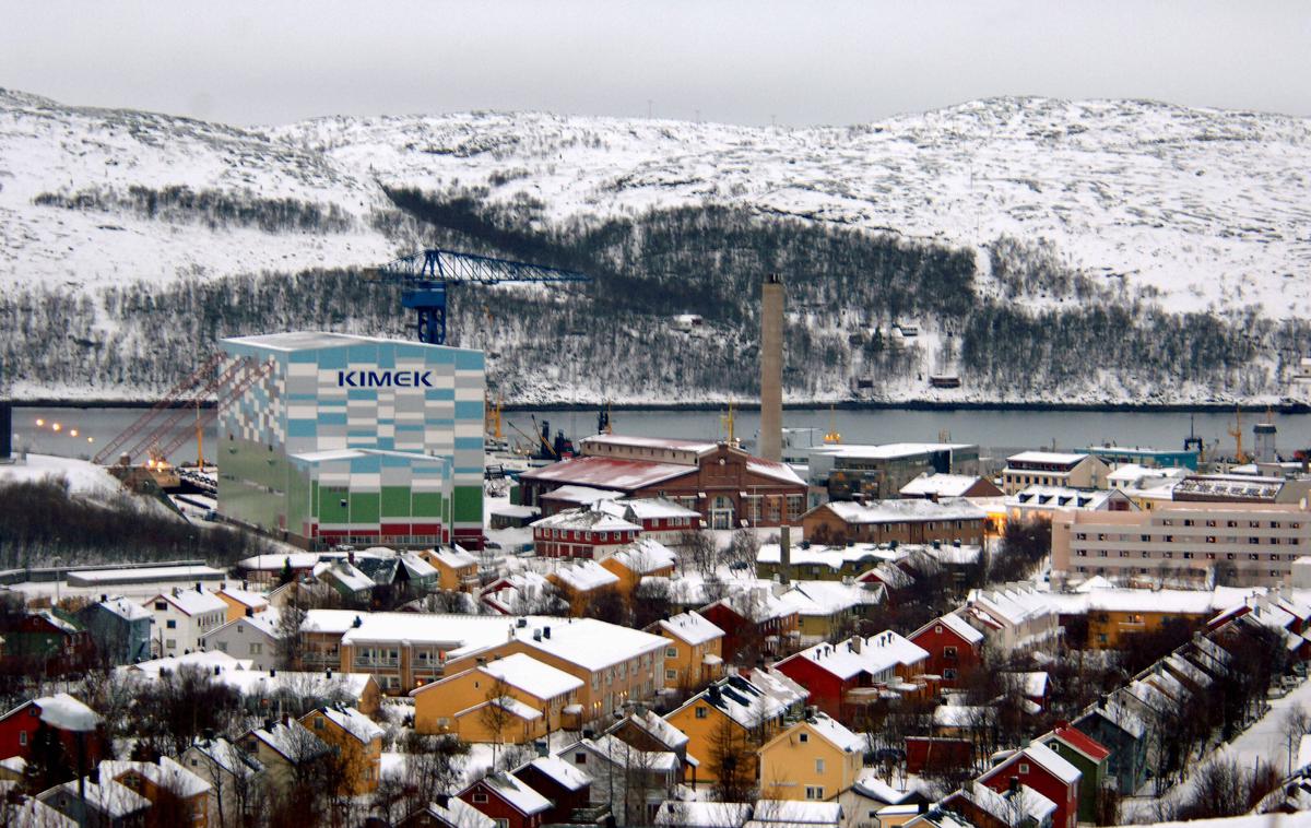 Kirkenes | Mesto Kirkenes ima nekaj tisoč prebivalcev in leži znotraj arktičnega kroga. Po koncu hladne vojne so trgovine v Kirkenesu postale priljubljen cilj za ruske nakupovalne izletnike. Vojna v Ukrajini je te izlete precej zmanjšala, zaprtje mejnega prehoda Storskog pa jih bo verjetno končalo. | Foto Guliverimage
