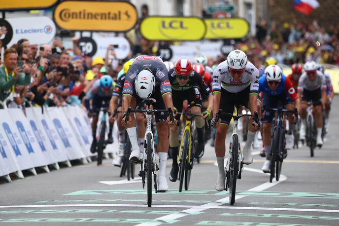 TDF25, 2. etapa | V ciljnem sprintu druge etape je Mathieu van der Poel premagal Tadeja Pogačarja in Jonasa Vingegaarda. | Foto Reuters