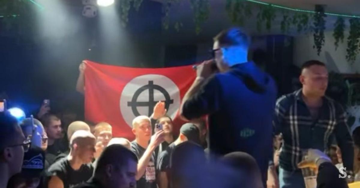 Na glasbenem koncertu v Luciji zaznali nacistične simbole Kép