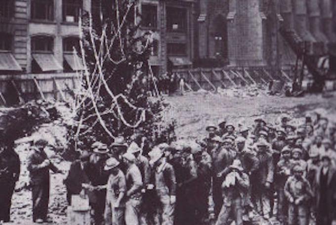 Božično drevo v Rockerfellerjevem centru leta 1931.  | Foto: Arhiv Rockerfellerjevega Centra / Wikimedia Commons