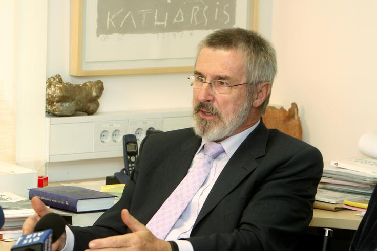 Tone Jerovšek Tone Jerovšek, Fakulteta za državne in evropske študije: Reakcija sodišč je po mojem mnenju primerna, mogoče celo preblaga. Verjamem, da se sodišča ne bodo pustila ustrahovati. | Foto: Tina Deu