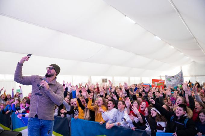 Pred ogledom moške posamične preizkušnje pa sta osnovnošolce dodobra ogreli slovenski glasbeni zvezdi Challe Salle in Nipke. | Foto: Anže Kacin