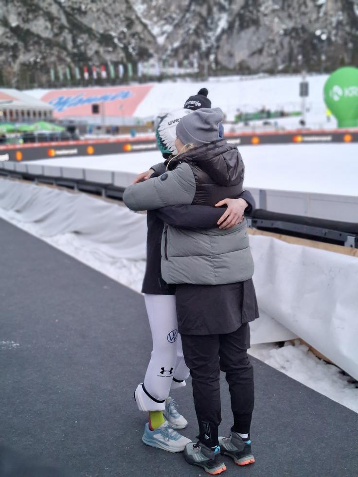 Objem Nike Prevc in Špele Rogelj | Foto: 