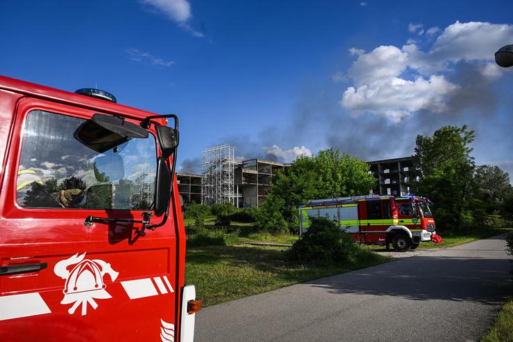 Zagrebški gasilci so za požar izvedeli okoli 17.40 in se takoj odpravili na kraj dogodka, kjer se še vedno vali gost črn dim, slišati pa naj bi bilo tudi več eksplozij.  | Foto: Pixsell/Josip Regovic
