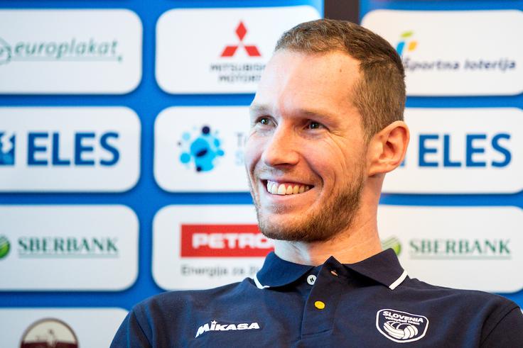 Kapetan Tine Urnaut je na novinarski konferenci skrbel tudi za prevod italijanskega jezika. | Foto: Matic Klanšek Velej/Sportida