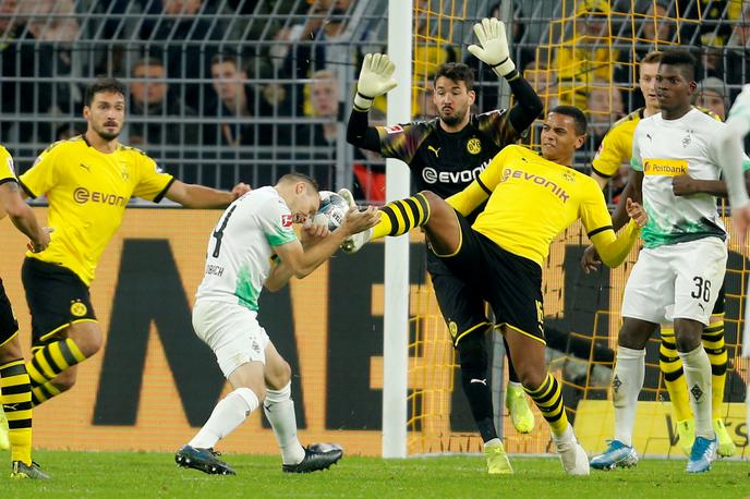Borussia Dortmund - Borussia Mönchengladbach | V soboto je tekmo 8. kroga nemškega prvenstva z 1:0 dobila Borussia Dortmund, na vrhu ligaške lestvice pa kljub porazu ostaja Borussia Mönchengladbach. | Foto Reuters