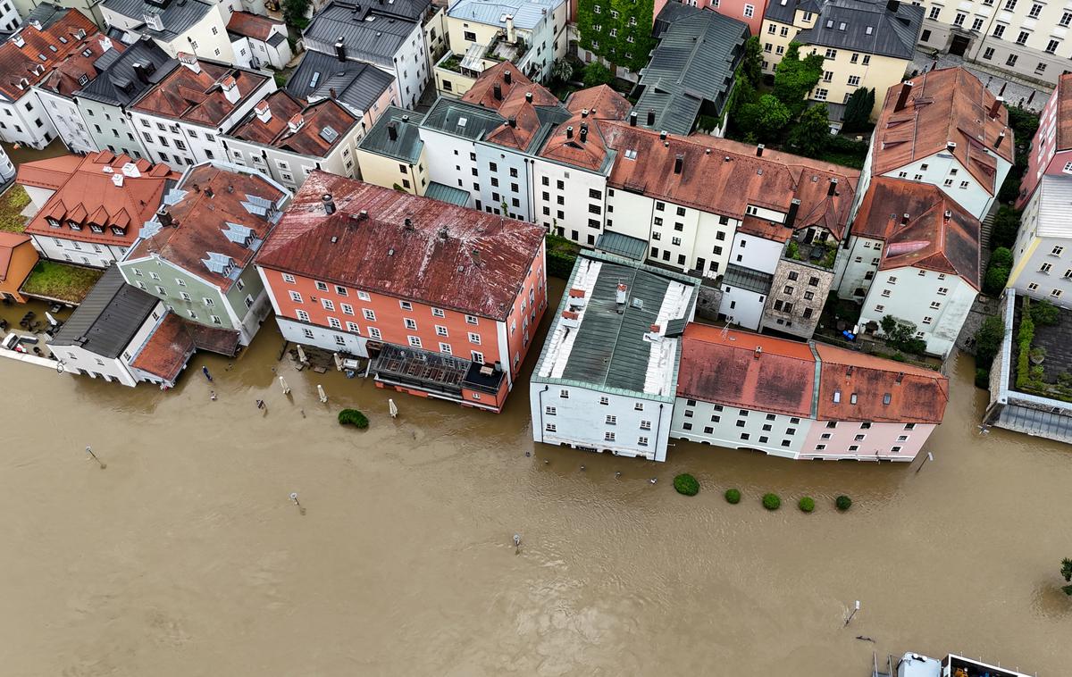 poplavljen Passau, Bavarska | Mesto Passau na Spodnjem Bavarskem je danes zaradi poslabšanja poplavnih razmer razglasilo katastrofo in opozorilo pred vstopom na poplavne dele mesta. Številne ulice in trgi so zaprti, pouk v šolah pa odpovedan. Tiskovni predstavnik mestnih oblasti je dejal, da naj bi gladina Donave popoldne dosegla okoli deset metrov. | Foto Reuters