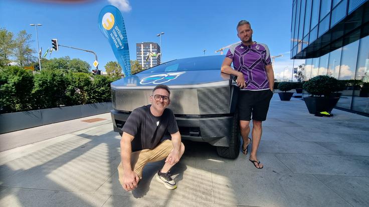 Popotnika, eden prihaja iz Čila, drugi pa z Norveške, sta včeraj cybertrucka parkirala pred hotelom Grand Plaza v središču Ljubljane.
 | Foto: Gregor Pavšič
