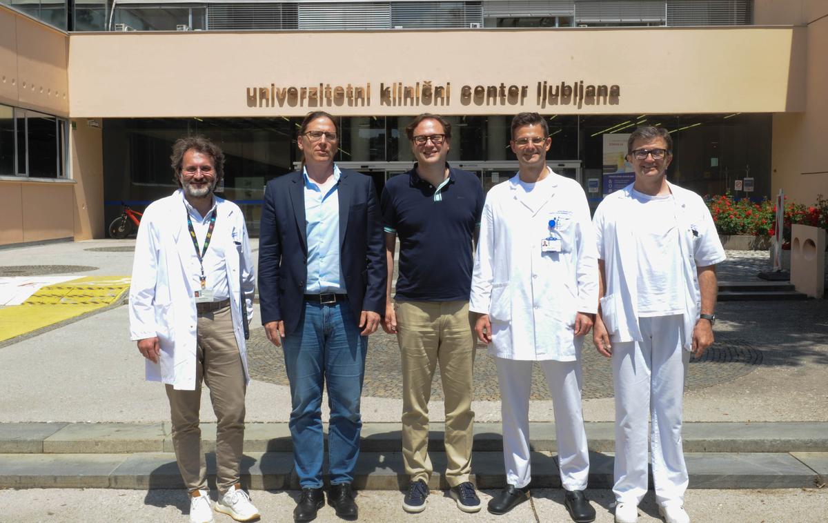 Janez Vodiškar | Srčni kirurg Janez Vodiškar (na fotografiji na sredini) je bil danes na obisku v Univerzitetnem kliničnem centru (UKC) Ljubljana. | Foto STA