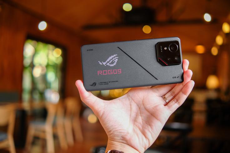Z umikom Asusa se bo velika vrzel sicer odprla predvsem na trgu namenskih igričarskih pametnih telefonov, kjer je zadnja leta morda celo vodilno vlogo igrala prav znamka Asus ROG. Na fotografiji Asus ROG 9 Pro. | Foto: Shutterstock