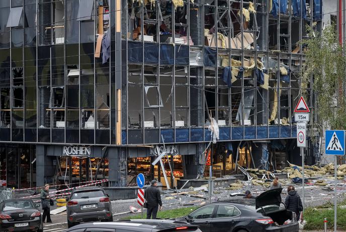 Novi smrtonosni napadi v Ukrajini. Zelenski: Nismo prejeli opozorila. #vŽivo