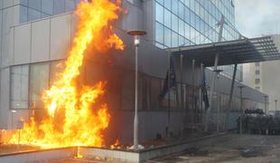 Nasilje na shodu v Prištini: stavba zagorela, policisti uporabili solzivec in vodne topove (foto)