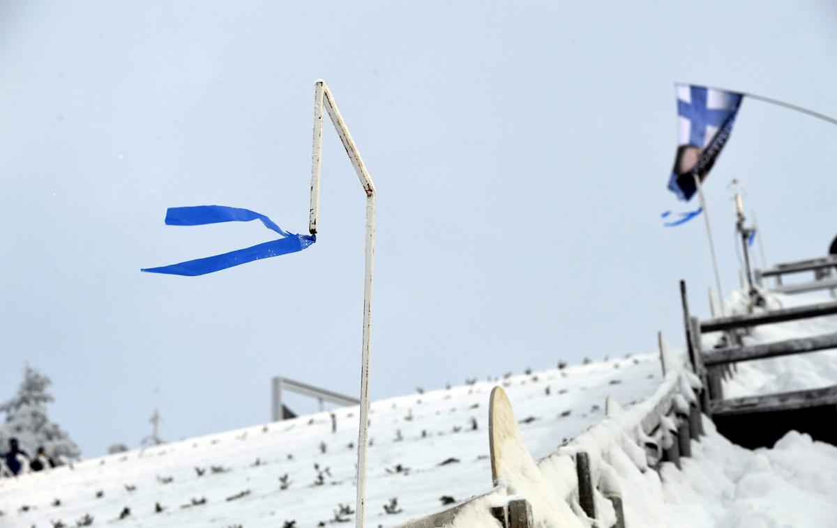 Ruka veter | Nedeljsko tekmo v Ruki je odpihnil premočan veter. | Foto Reuters
