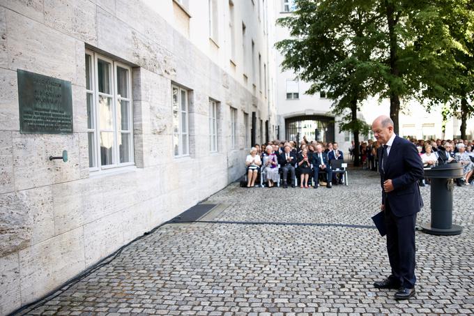 Nemška vlada je danes v Berlinu slovesno obeležila 80. obletnico poskusa atentata na Hitlerja. | Foto: Reuters