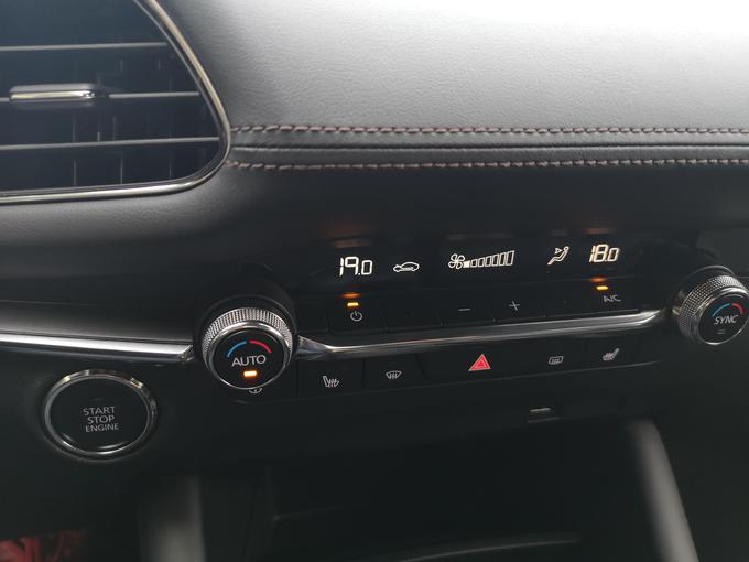 Na sredinski konzoli je le še okrog 10 gumbov, kar prav tako pripomore k premijskemu občutku avtomobila.  | Foto: Gregor Pavšič