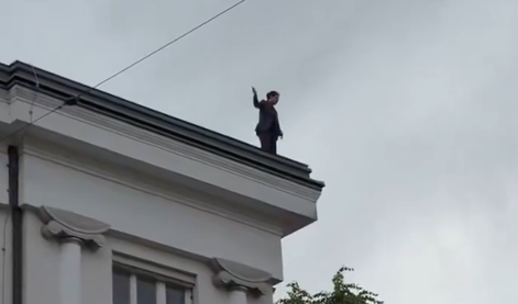 Poslanec SDS na strehi parlamenta: "Če narediš še en korak, bom skočil dol"
