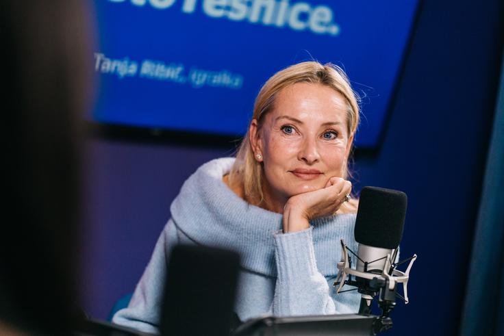 "Že Kusturica je rekel, da je estrada preddverje prostitucije, tako da boš redko videl nekoga, da bo izrazil svoje mnenje, če ga sploh ima, če ima sploh voljo razviti lastno mnenje," je o ponarejenosti estradnega sveta iskrena Tanja Ribič. | Foto: Jan Lukanović