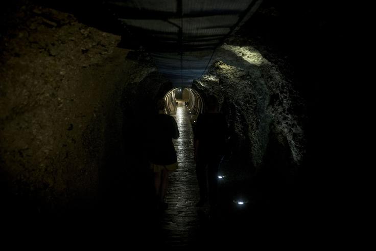 Ogled rovov spremljata umirjena glasba in nežna svetloba. | Foto: 