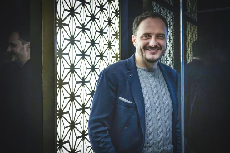 "Ohraniti moraš dostopnost. Še vedno ohranjamo vrednoto, da smo dostopni najmanjšemu kraju in mestu. Pomembno je tudi, da ni občutka izkoriščanja, kar pomeni, da morajo fantje še vedno od tega živeti in biti korektno plačani za svoje delo, ki ga korektno opravijo." | Foto: Ana Kovač