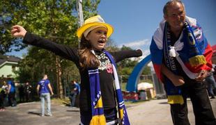 Slovenska zastava, bosanski šal, zdaj za Bosno, zvečer za Slovenijo 