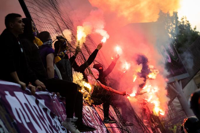 Navijači Maribora verjamejo, da vijolice v zadnjih štirih krogih ne bodo zapravile prednosti pred Olimpijo. | Foto: Blaž Weindorfer/Sportida