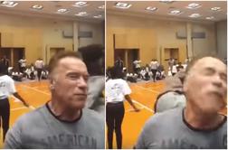 Surov napad na Arnolda Schwarzeneggerja: z vso silo ga je brcnil v hrbet #video