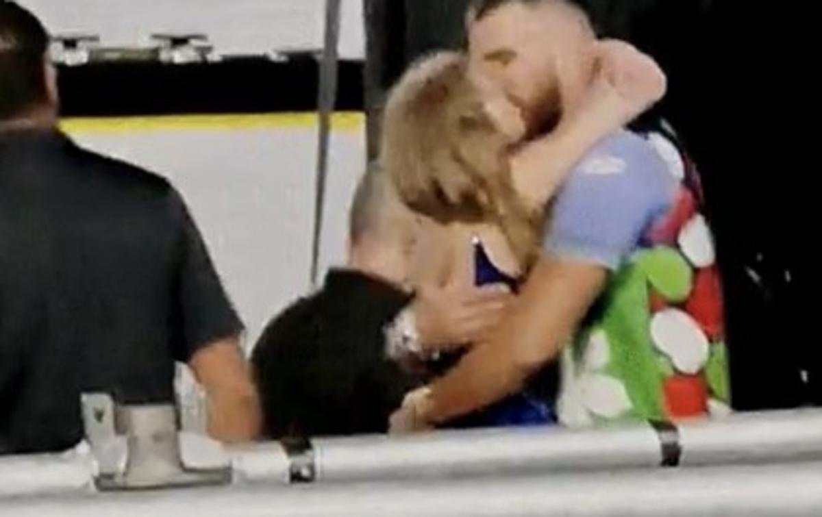 Taylor Swift, Travis Kelce | Po koncu koncerta v Buenos Airesu sta se pevka in njen izbranec strastno poljubila pred očmi oboževalcev. | Foto Profimedia