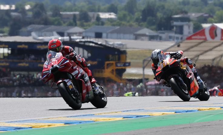 Marc Marquez se je uštel pri zaviranju in zletel iz zavoja ter po prevalu trdo pristal na asfaltu. | Foto: Reuters