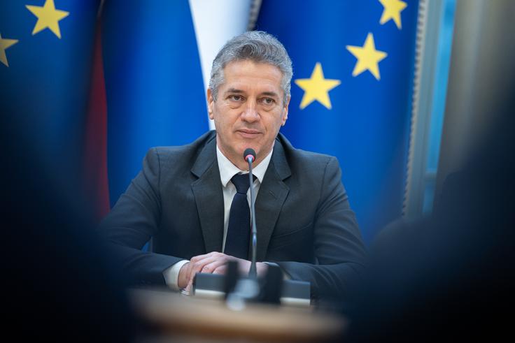 Predsednik vlade Golob je v ponedeljek napovedal, da bo vlada predlagala umik določil glede naprav na lesno biomaso kot primarnega vira ogrevanja v novogradnjah v strnjenih naseljih. Določila glede zemeljskega plina pa naj bi v predlogu ostala. | Foto: Žan Kolman/ KPV