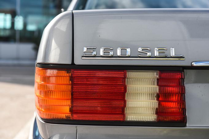 560 SEL - oznaka, ki je leta 1986 pomenila le najboljše. Gre za različico z osemvaljnim agregatom in podaljšano medosno razdaljo. | Foto: 