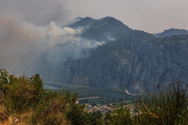 Ogenj na novem požarišču v Omišu je ogrozil naselja Svinišće in Podašpilje. | Foto: Pixsell/Zvonimir Barisin