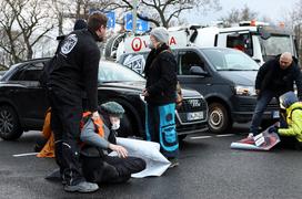 Berlin  aktivisti so se prilepili na asfalt 07022022