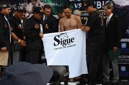 Mehiški boksar na tehtanju odvrgel spodnjice, a vseeno ostal brez naslova
