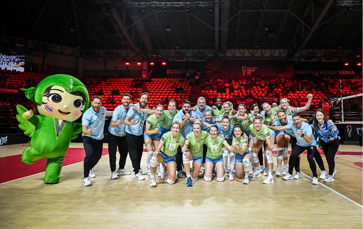 slovenska ženska odbojkarska reprezentanca : Argentina, svetovno prvenstvo | Slovenske odbojkarice, ki so v četrtek prispele na prizorišče osmine finala svetovnega prvenstva v Bangkok, na svetovni lestvici zasedajo 20. mesto, kar je njihova najvišja uvrstitev. | Foto Volleyball World