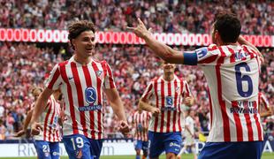 Barcelona izkoristila spodrsljaj Reala, ki mu je Atletico nasul kar pet golov