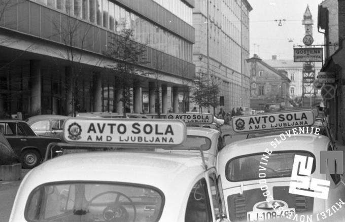 Pogled s Kolodvorske ulice proti železniški postaji leta 1975, spredaj avtomobili avtošole AMD. | Foto: Marjan Ciglič