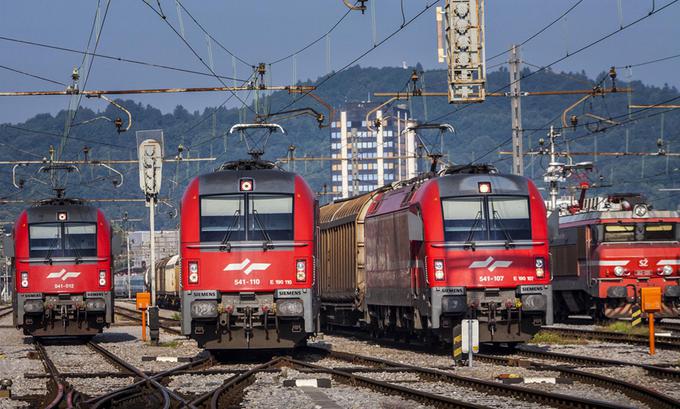 Vlak namesto avtomobila? Za večino slovenskih dnevnih migrantov ta možnost ne pride v poštev. Vlaki so v večini primerov predvsem prepočasni in tudi stroškovno premalo privlačni. | Foto: Slovenske železnice