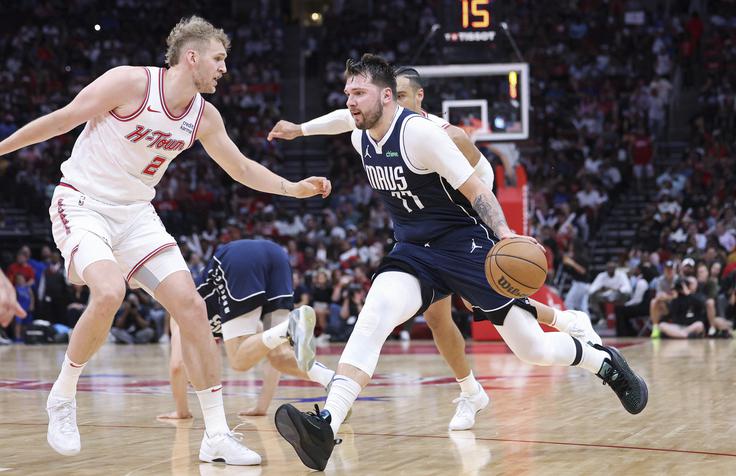 Luka Dončić je navkljub bolečinam v kolenu stisnil zobe in popeljal Dallas do nove pomembne zmage v boju za končnico.  | Foto: Reuters