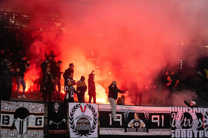 Navijaška skupina Black Gringos je pogrešala prvoligaško dogajanje. | Foto: Blaž Weindorfer/Sportida