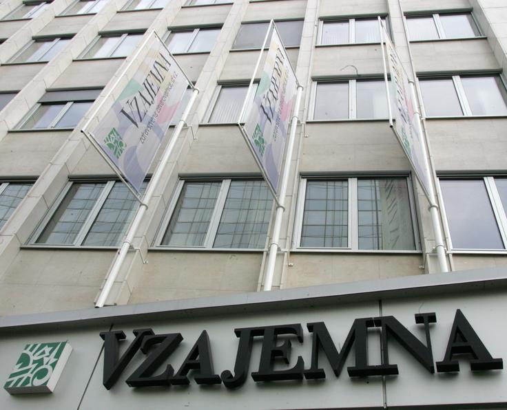 Tudi naša največja zdravstvena zavarovalnica Vzajemna je vlagala v luksemburški sklad. | Foto: Tina Deu