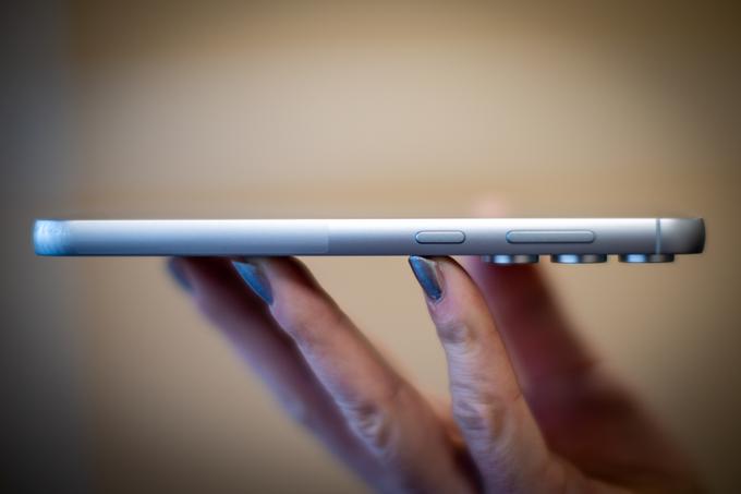 Upravljavski tipki na desni strani pametnega telefona Samsung Galaxy S23 FE | Foto: Gaja Hanuna