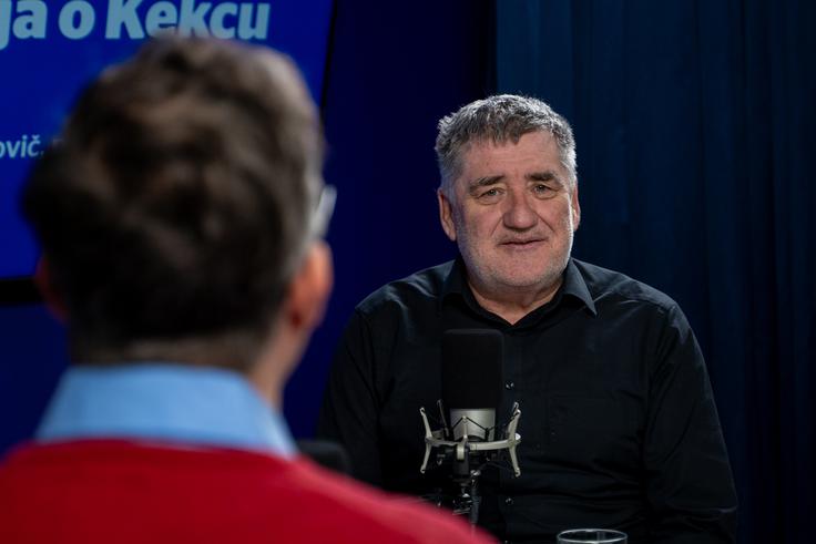 "Kot 90 odstotkov Slovencev, ki so prepričani, da so odlični smučarji, sem tudi sam prepričan, da se ne staram – in sem se polomil," je v Spotkastu povedal Marko Radmilovič. | Foto: Liam Toni Šironjič