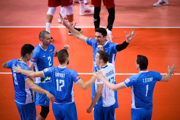 Slovenske polfinalne zmage zaradi hčerkine poroke ni spremljal v živo, so ga pa o njej takoj po koncu, "tretjem" koncu, obvestili svatje. | Foto: CEV