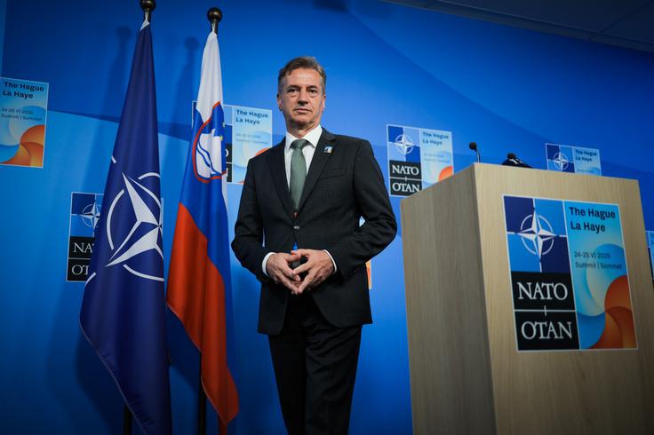 "Civilna odpornost je predvsem nacionalna odgovornost, ker pa je tako pomembna za nemoteno izvajanje kolektivne obrambe, je njena krepitev zdaj tudi stvar Nato zavez, kar med drugim jasno izhaja iz haaške deklaracije. Vloga zavezniških struktur pri tem je, da ocenjujejo raven pripravljenosti posameznih zaveznic na podlagi sedmih osnovnih kazalcev za nacionalno odpornost, ki se nanašajo na upravljanje, energetiko, migracije, preskrbo, zdravstvo, komunikacije in transport," pravi Benedejčič. | Foto: Daniel Novakovič/STA
